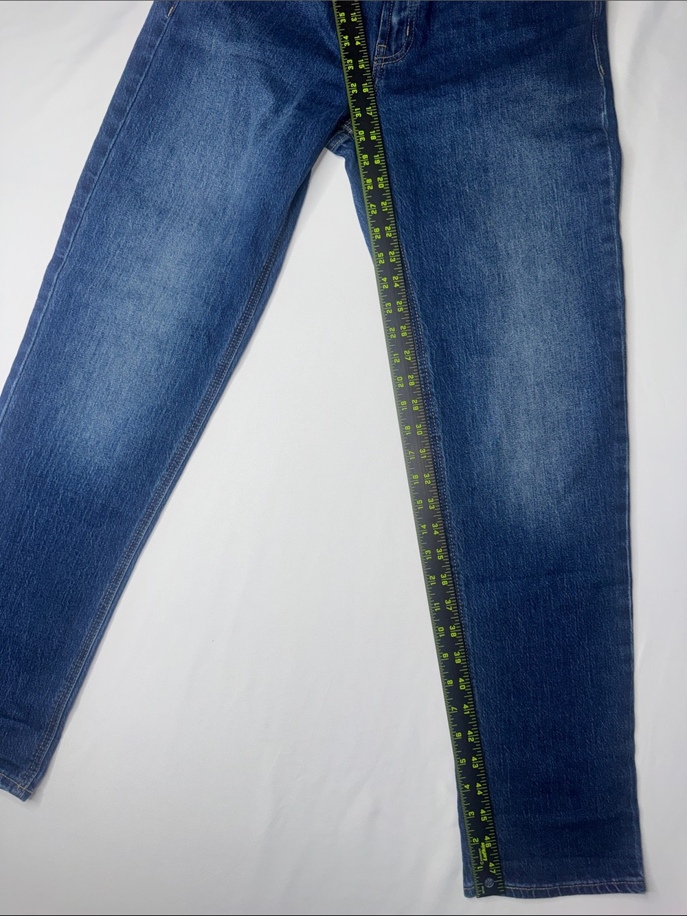 Old Navy Wow Boyfriend Mid-Rise Jeans Women's Size 4 Medium Wash Straight - Picture 3 of 5